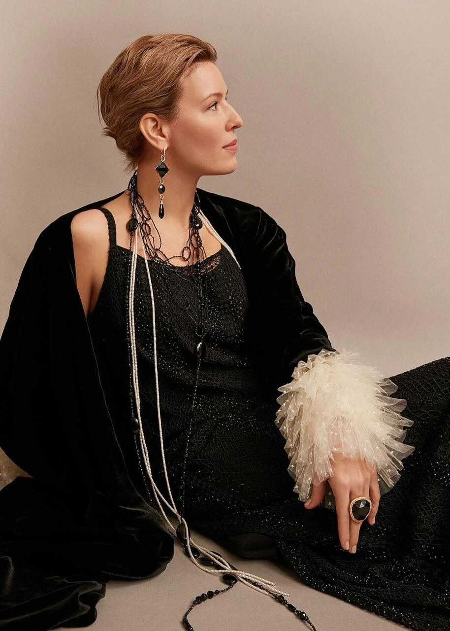 Безупречность и шарм: как создать идеальный образ в стиле Chanel