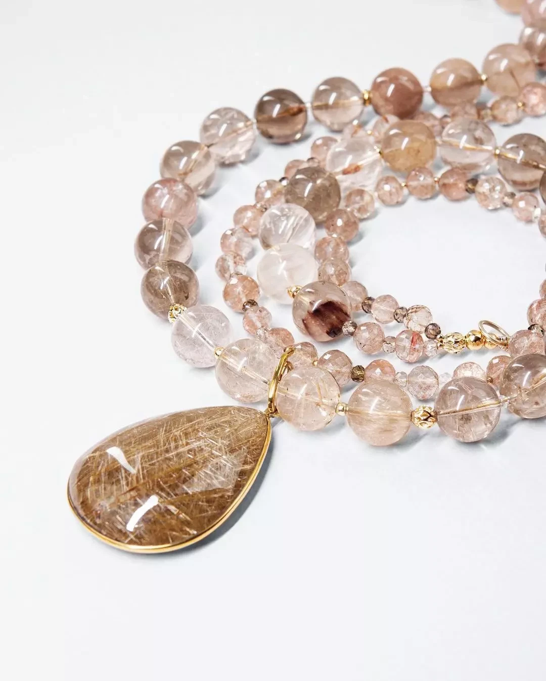 Кварц-волосатик: камень, который не прячется от взгляда