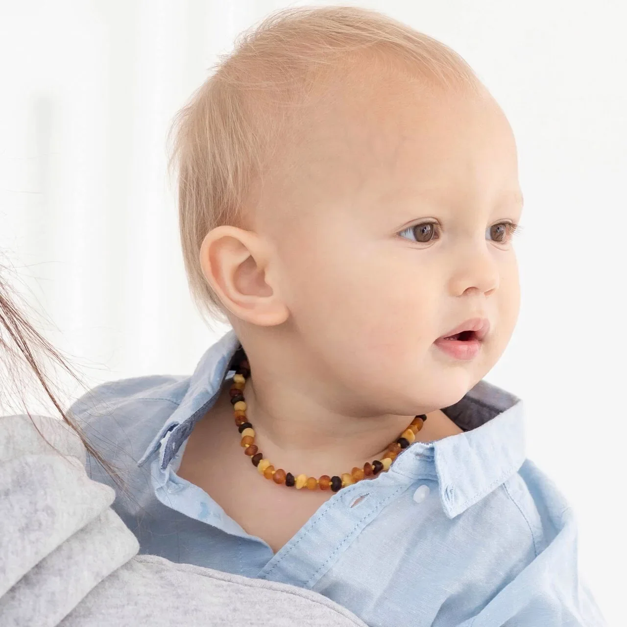 Янтарь для малышей: традиция, наука и главные правила безопасности