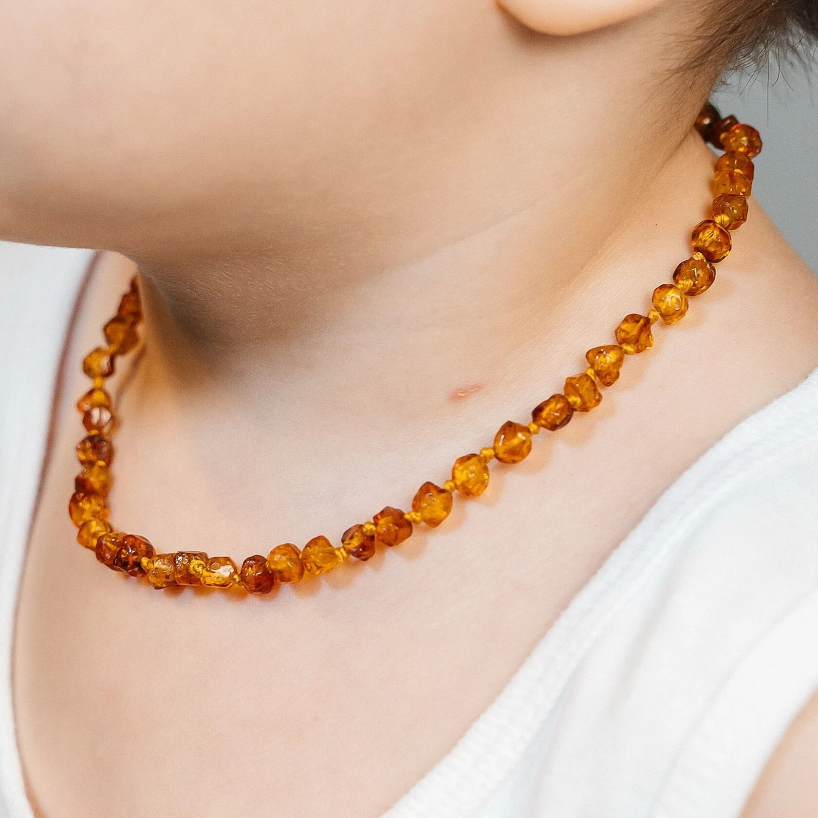 Янтарь для малышей: традиция, наука и главные правила безопасности