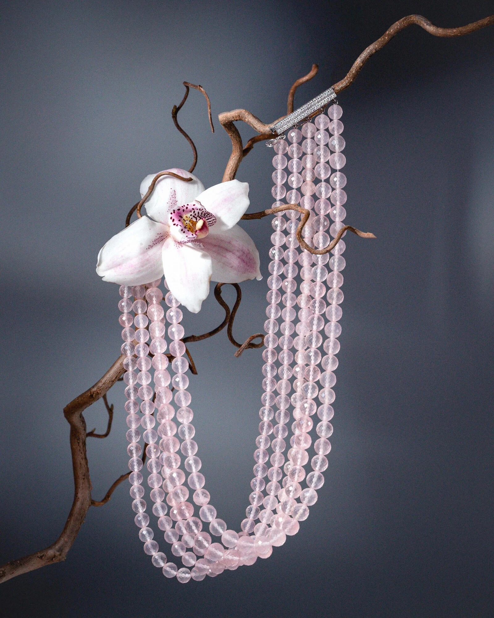 Дар Афродиты: что за камень розовый кварц