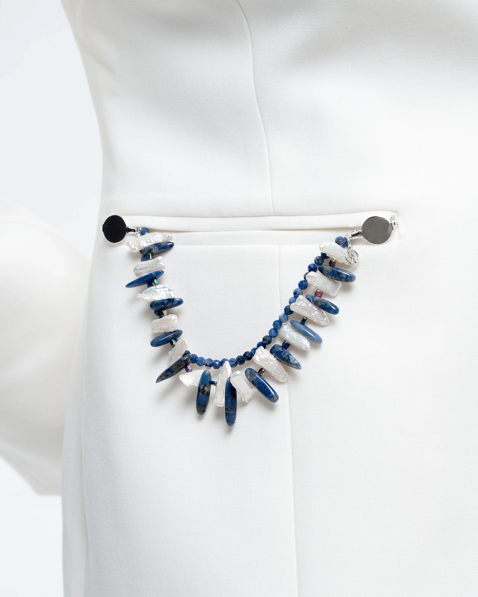 Одно украшение – десятки смыслов: что такое ожеброшь и как ее носить