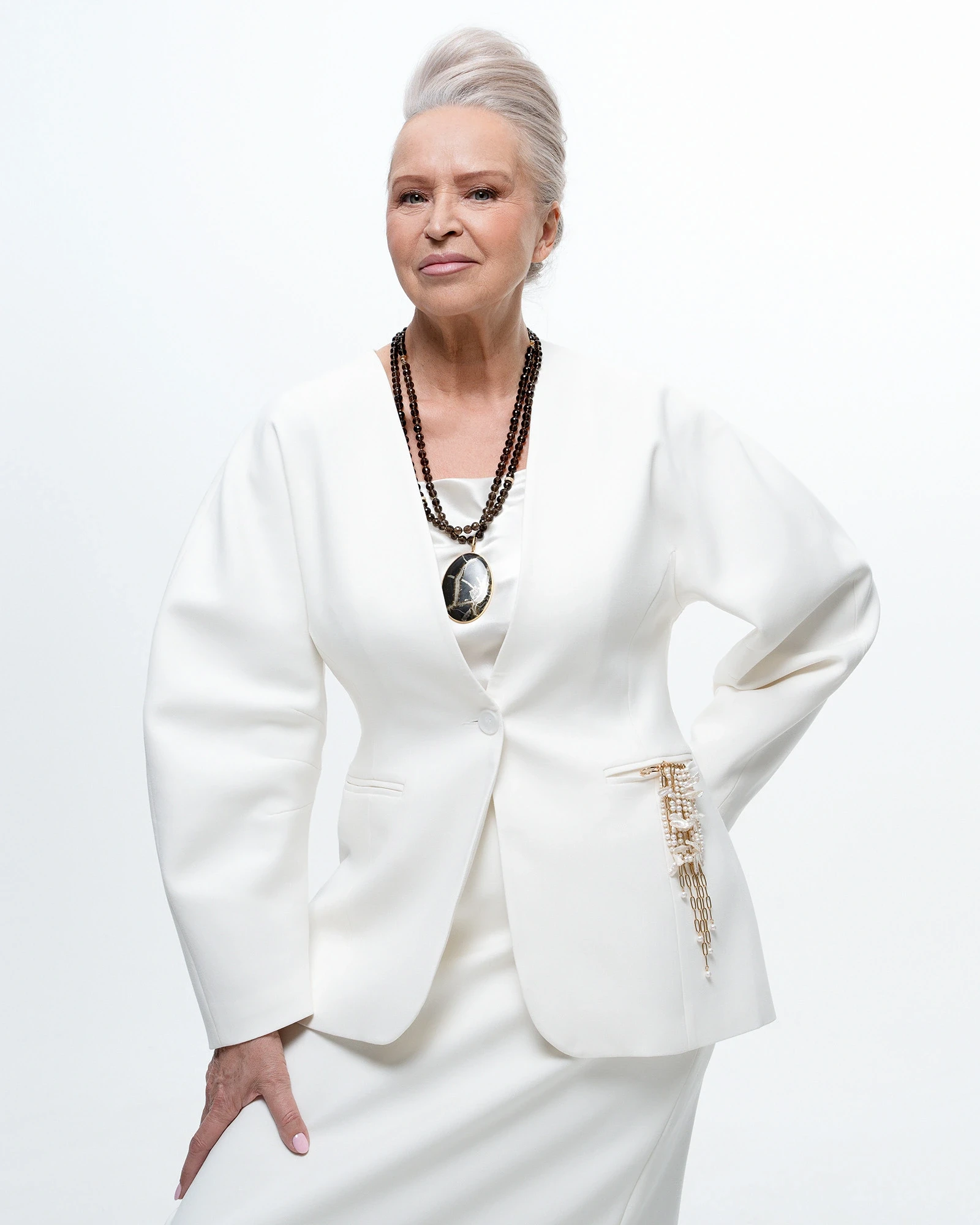 Одно украшение – десятки смыслов: что такое ожеброшь и как ее носить