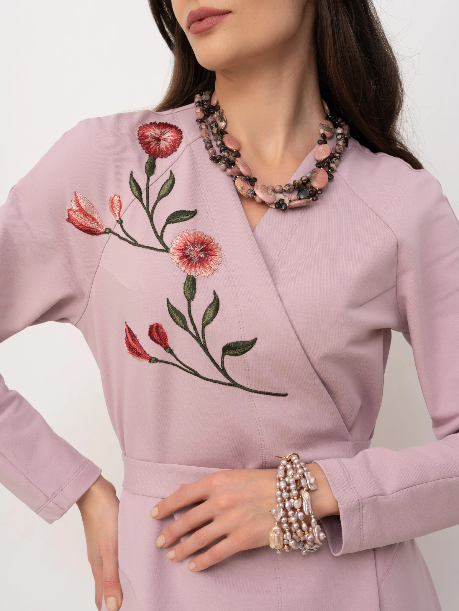 Родонит: редкий камень, который ценят за подлинность