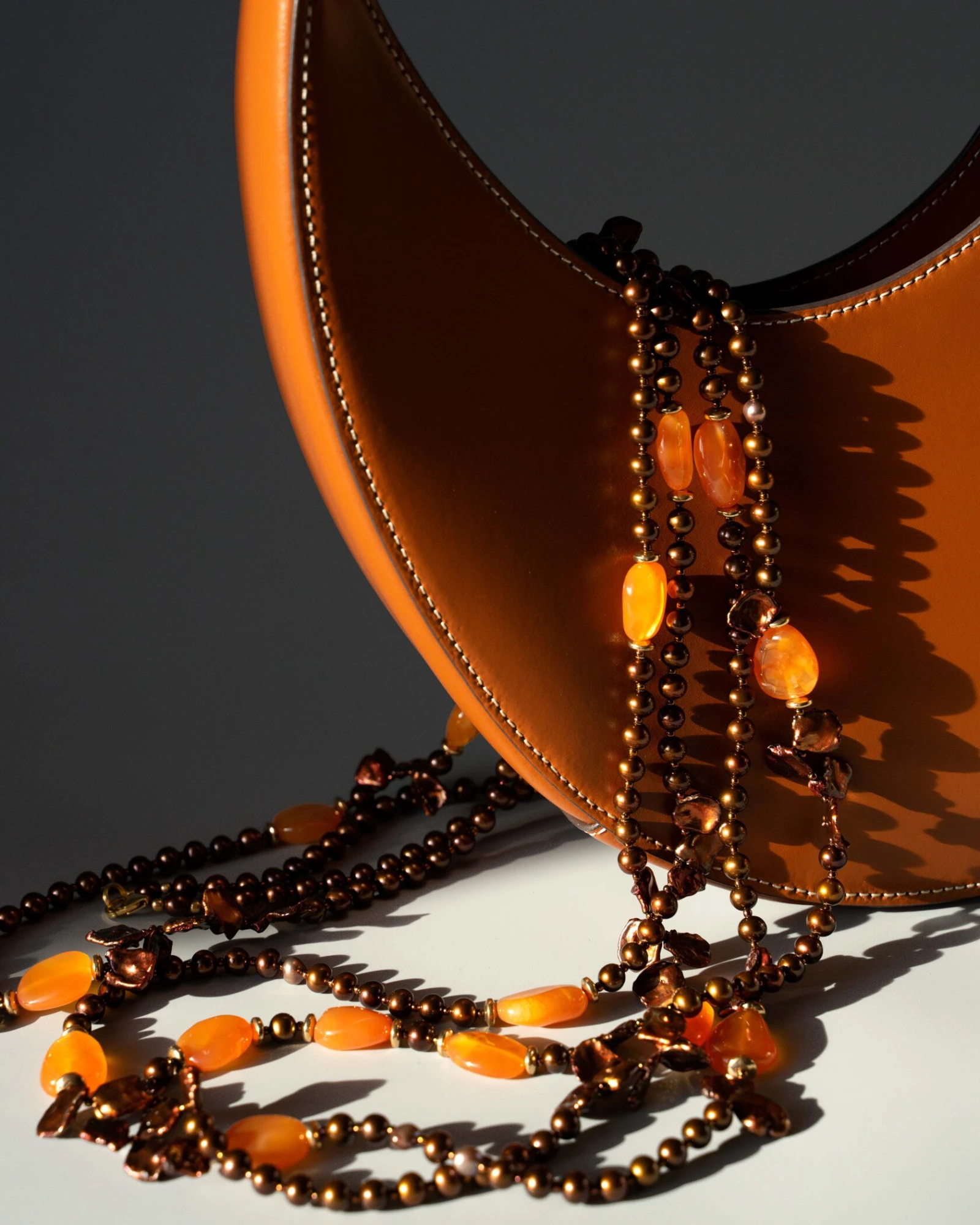 Сердолик — камень истории, власти и судьбы: от древних цивилизаций до украшений сегодня