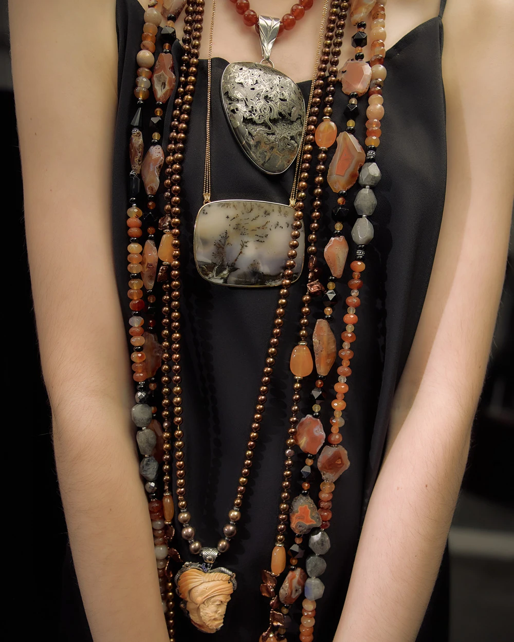 Сердолик — камень истории, власти и судьбы: от древних цивилизаций до украшений сегодня