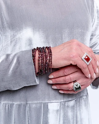 Искусство акцентов на запястье: как правильно сочетать и носить браслеты по законам стиля