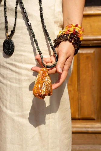 Бусы с кулоном янтарь, серафинит - мастерская Надежды Бойко